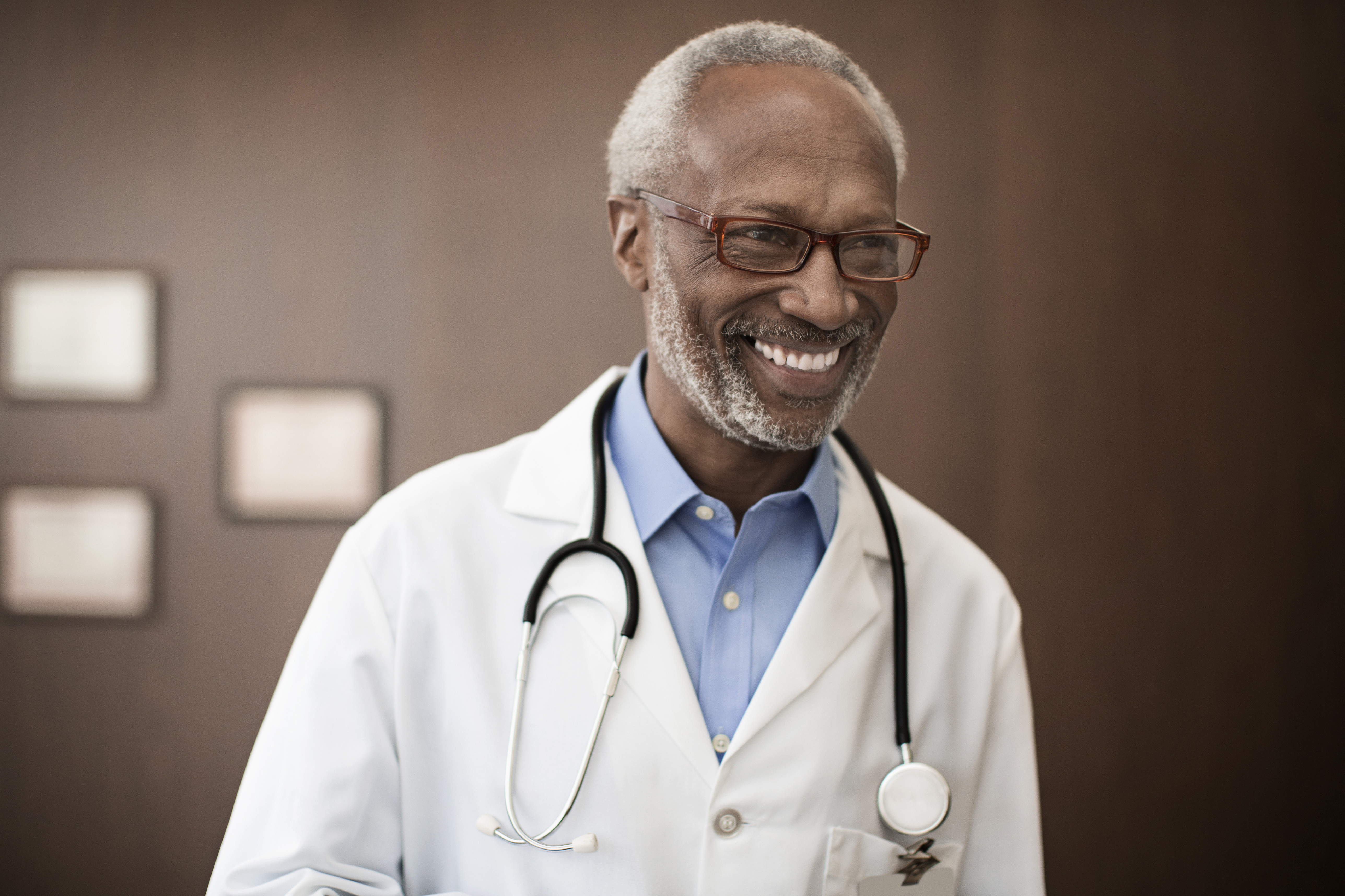 Doctor black. Доктор улыбается. Доктор афроамериканец. Темнокожий врач. Негр медик.
